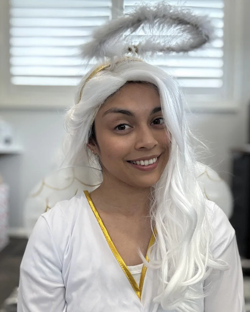 Glamour Deluxe White Long Wavy Wig - Image 4